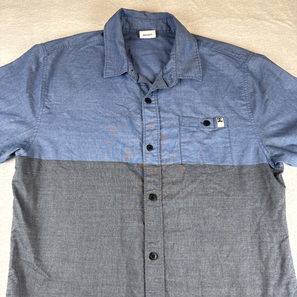 DC Shirt Mens Medium Blue Textured Short Sleeve Button Up Casual Preppy Outdoor‎